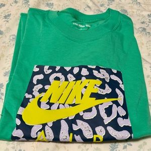 Nike Air Men’s Green Short Sleeve Men’s Large Crew Neck Tshirt . NWT